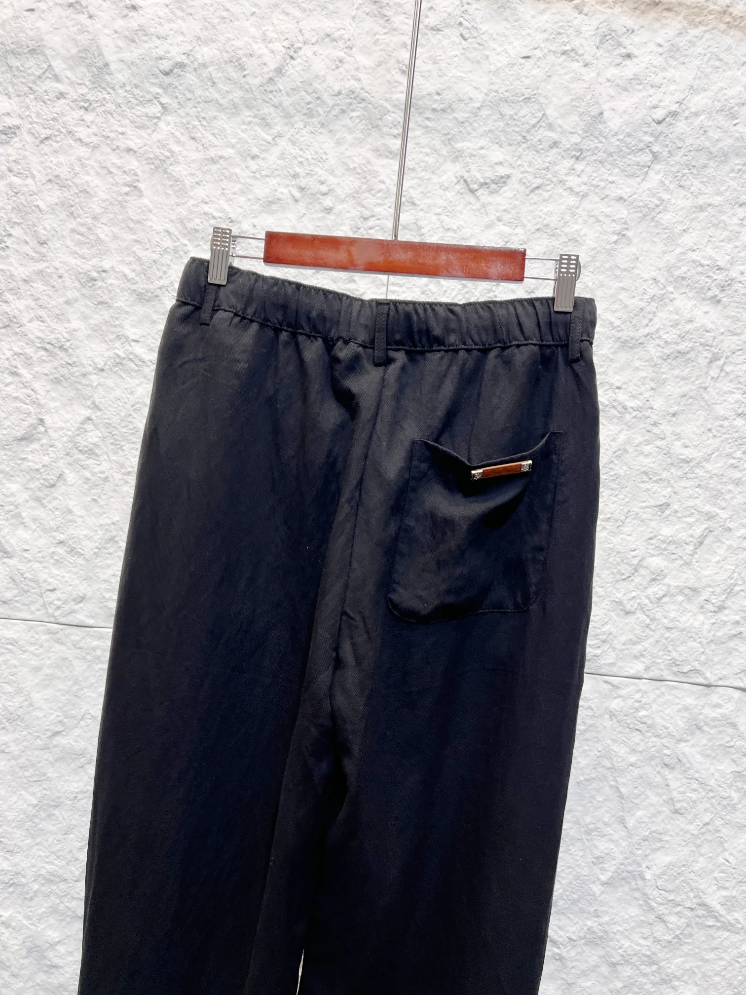 LP Loro Piana (in stock for a long time) Waistband: front button placket + drawstring design, full elastic waistband at the back, elastic waistband at the half (solid front and elastic waistband at the back), fully sewn trouser loops, pockets: front slip pockets; rear patch pockets, back pockets equipped with Genuine Leather metallic leather patch (leather label hardware) linen and cotton blend casual trousers with semi-elastic elasticated waist, drawstring button closure, Genuine Leather metallic logo on the back pockets, loose draped fit. Linen-cotton blended Tencel stone-washed pre-shrunk fabric, front button placket with webbing drawstring, trousers waistband with front and back semi-elastic waistbands, and trousers; front slip pockets, back patch pockets with Genuine Leather metal leather tags, double-threaded topstitching at the pockets; loose straight wide-leg version, double-fold flat hems, all double-thread overlock seams. Color: White Black Wine Red Sizes: M-3XL (worry-free after-sales service)